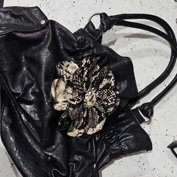 Elegant Black Shoulder Bag with Floral Accent - Picture 1 of 4